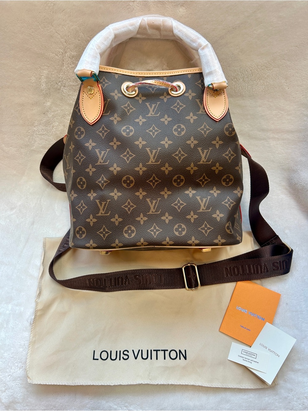 Louis Vuitton - Picture 2 of 9